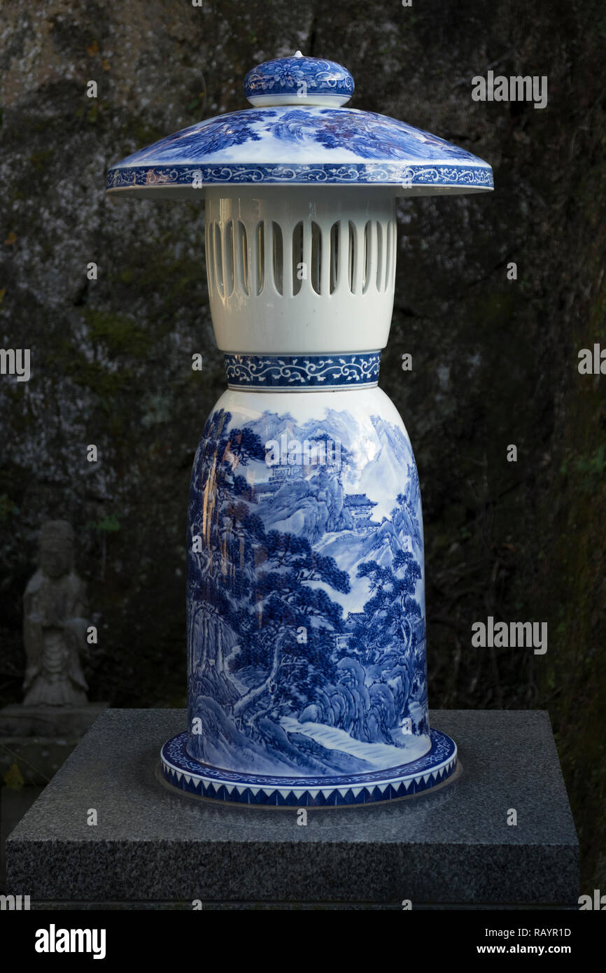 Arita, Japan - 30. Oktober 2018: Blaue und Weiße Laterne an der Tozan ist Heiligtum in Arita, Saga Präfektur Stockfoto