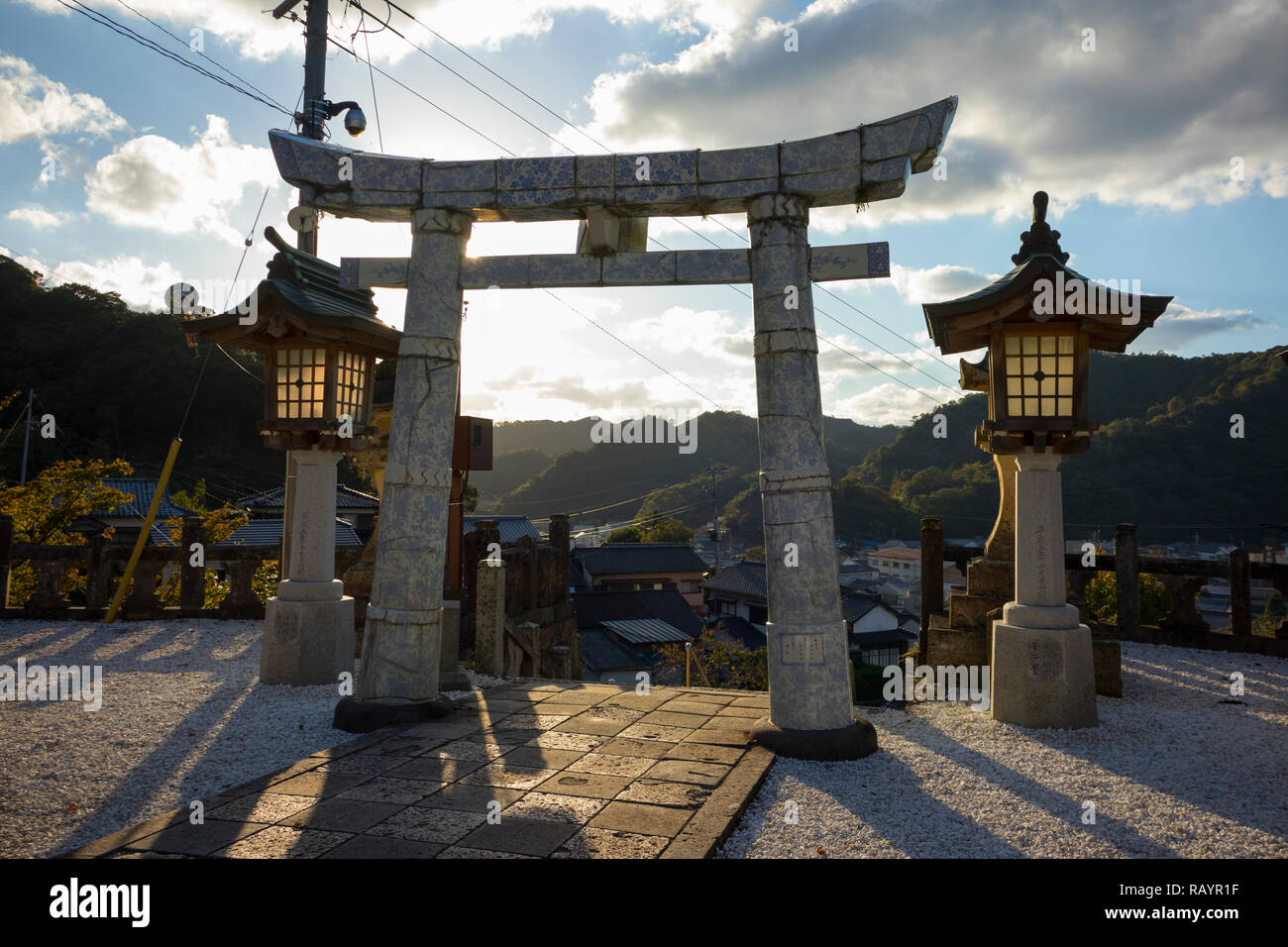 Arita, Japan - 30. Oktober 2018: Einzigartige Torii Tor der Tozan ist Schrein aus Arita Porzellan in der Dämmerung gemacht Stockfoto