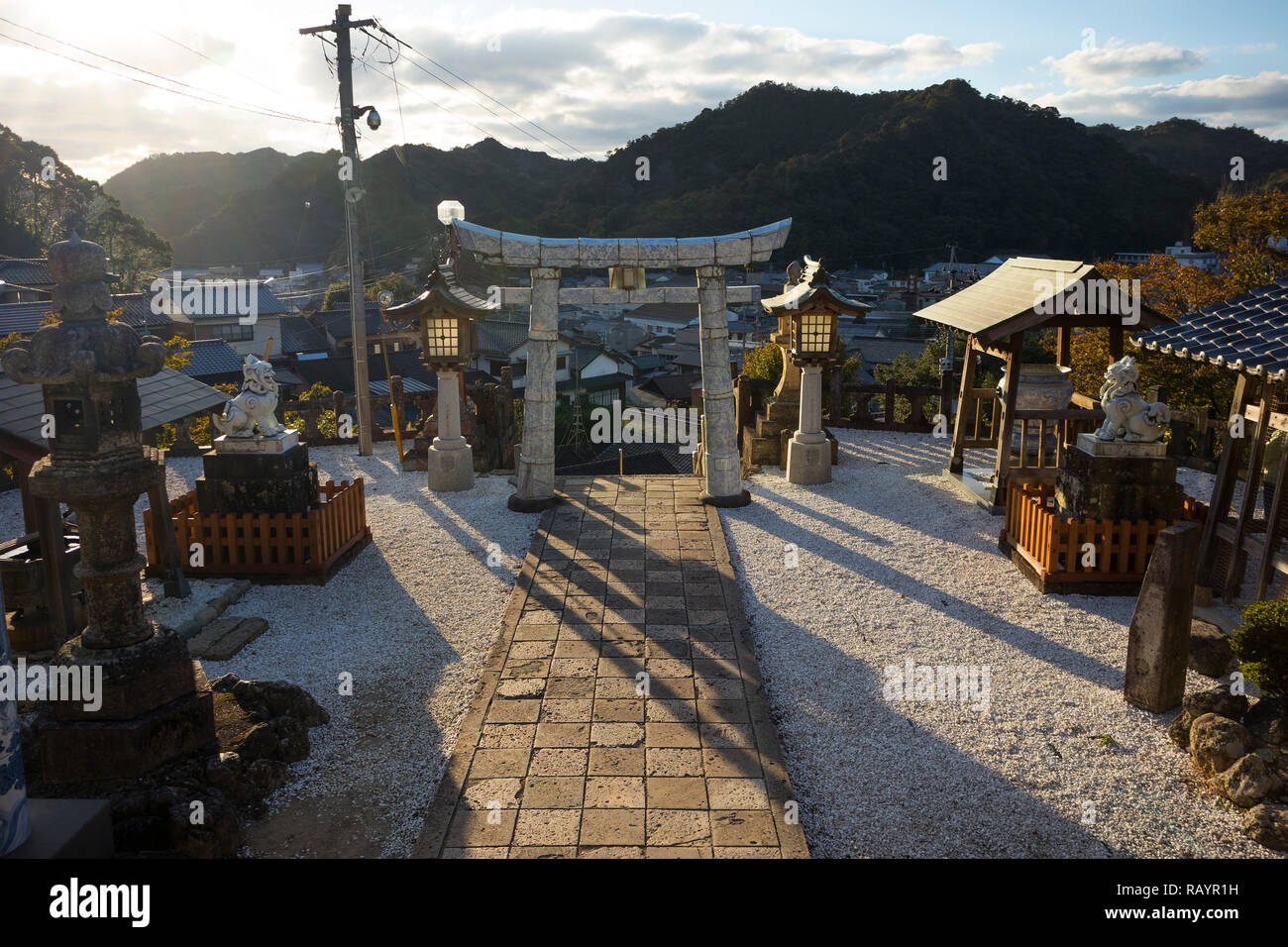 Arita, Japan - 30. Oktober 2018: Blick von der Tozan ist Heiligtum in Arita auf das Dorf und die Berge im Herbst bei Dämmerung Stockfoto