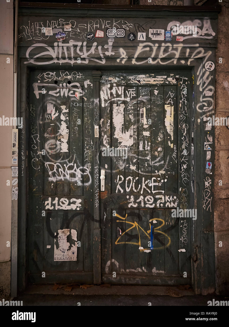 Alte Holztür mit Graffiti Stockfoto