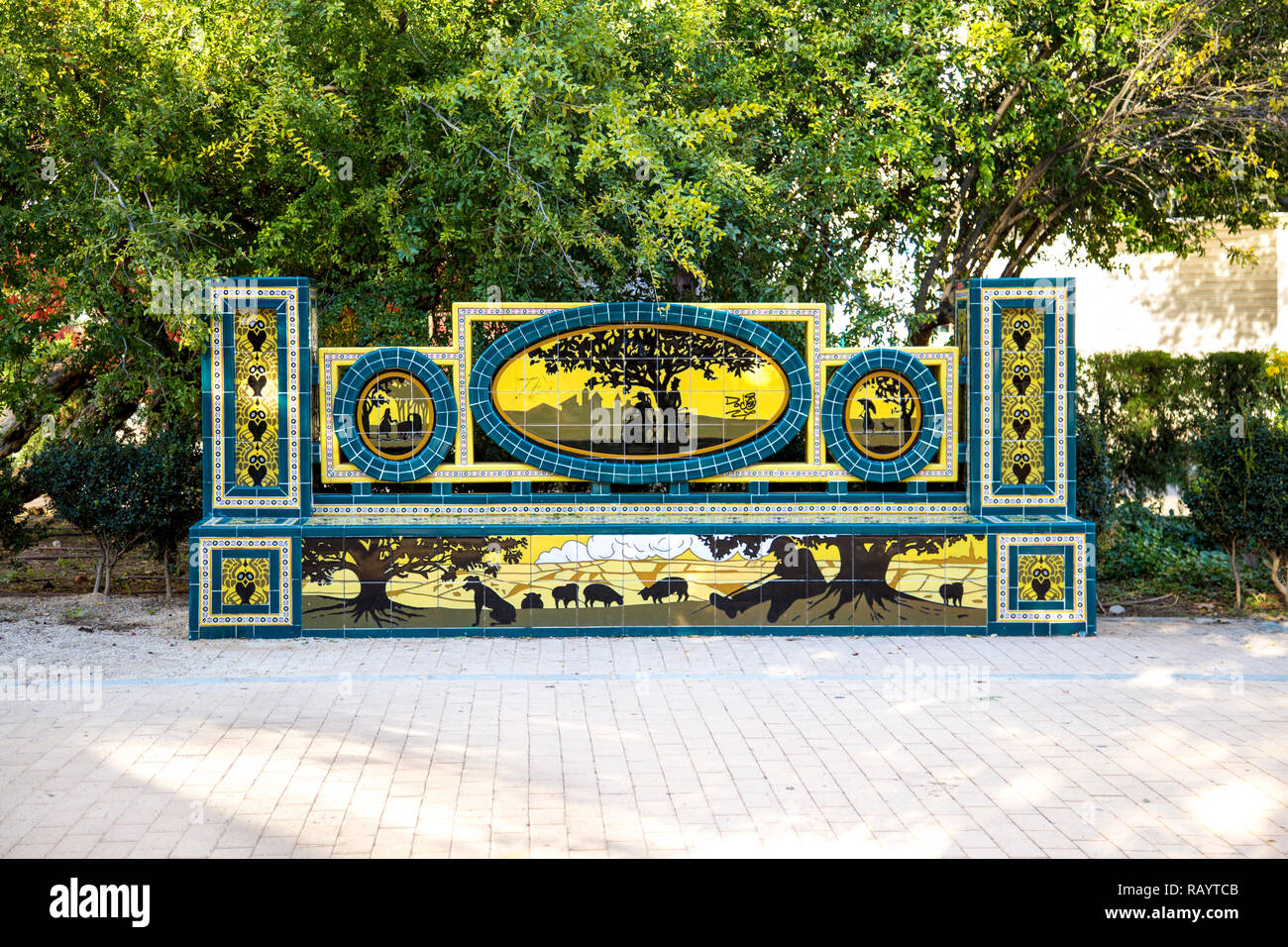 Verzierte, geflieste Bank im Ribalta Park in Castellon de la Plana, Spanien Stockfoto