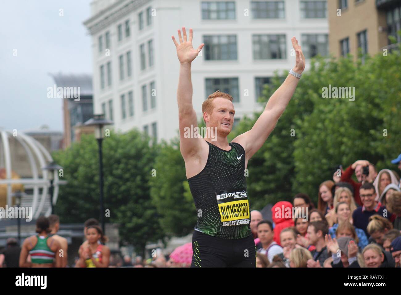 Greg Rutherford durch seine Fans nach seiner abschließenden Weitsprung seiner Karriere Stockfoto