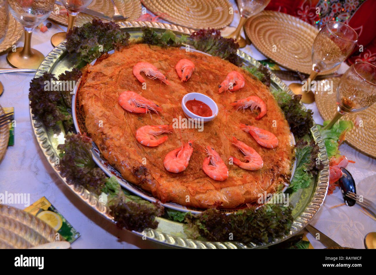 Bastilla / Pastilla - Garnelen Bastilla, Kuchen gefüllt mit Garnelen und süßen und salzigen Gewürzen - Marokko. Stockfoto