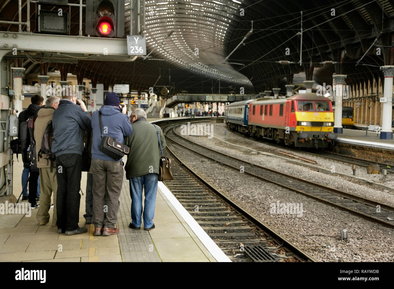 DB Schenker Rail Enthusiasten fotografieren Class 90 Lokomotive 90040 schleppen die Edinburgh-bound' Hogmanay' railtour in York, Großbritannien am 31/12/18. Stockfoto