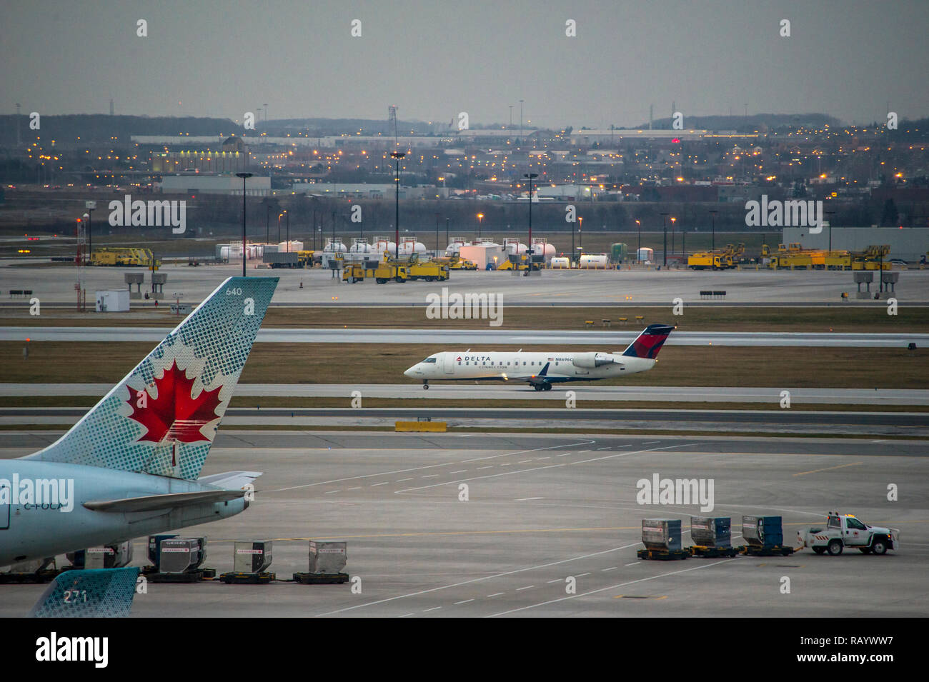 Delta Airlines aerplane Bewegen auf dem Rollfeld des Flughafens Miami Stockfoto
