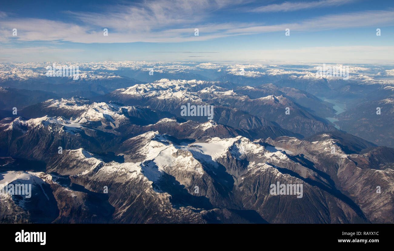 Fliegen über den North Shore Mountains. Nördlich von Vancouver in British Columbia, Kanada. Pazifik reicht der Coast Mountains. Stockfoto