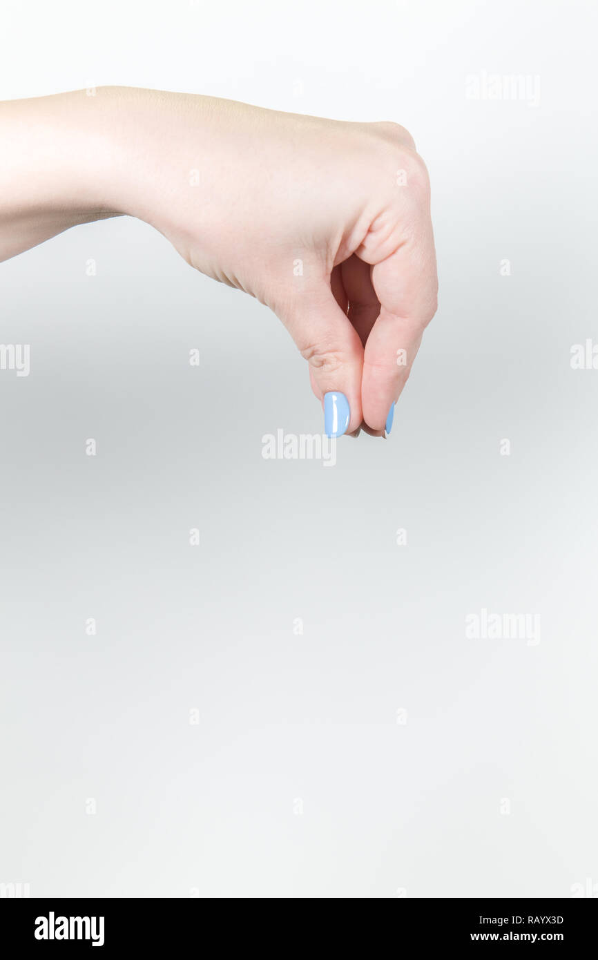 Vertikale Farbe Fotografie von jungen weiblichen Hand etwas virtuelle und unsichtbar mit allen Fingern auf weißem Hintergrund. Mit Platz kopieren Stockfoto
