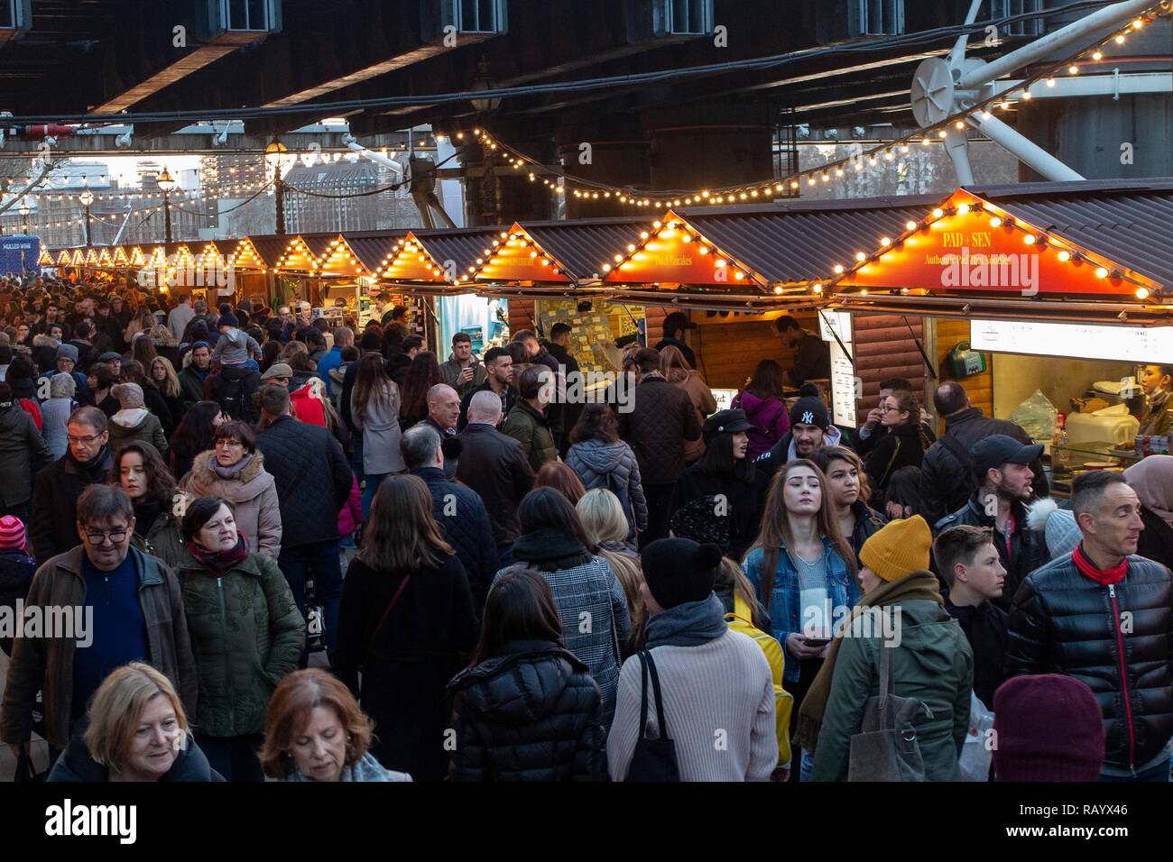 Ein Weihnachtsmarkt an der Londoner South Bank Stockfoto