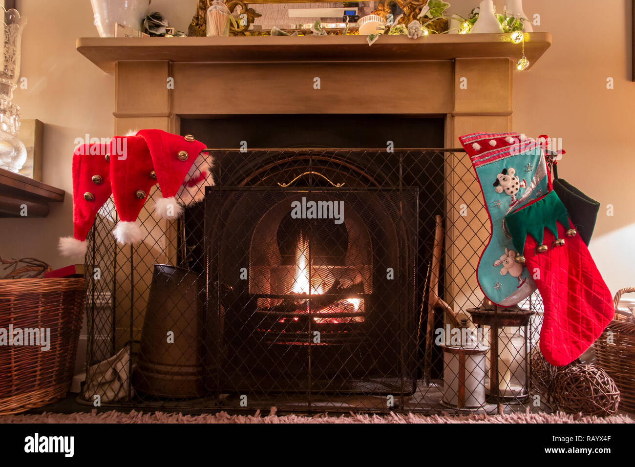 Am Weihnachtsabend und einen Kamin für Santa Claus set Stockfoto