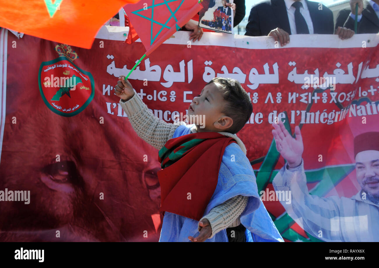 Marokkanische Kind stolz die marokkanische Flagge - Kind von der marokkanischen Sahara. Das Foto wurde in Rabat am 13. März 2016 getroffen Stockfoto