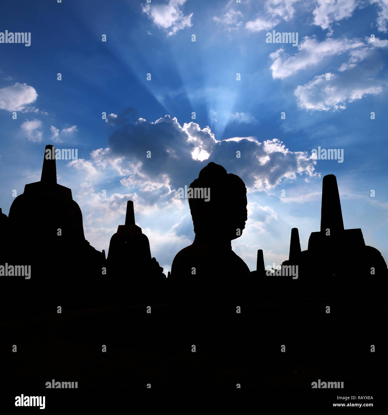 Silhouette Borobudur-Tempel bei Sonnenaufgangszeit mit Licht platzen, Yogyakarta, Java, Indonesien. Stockfoto