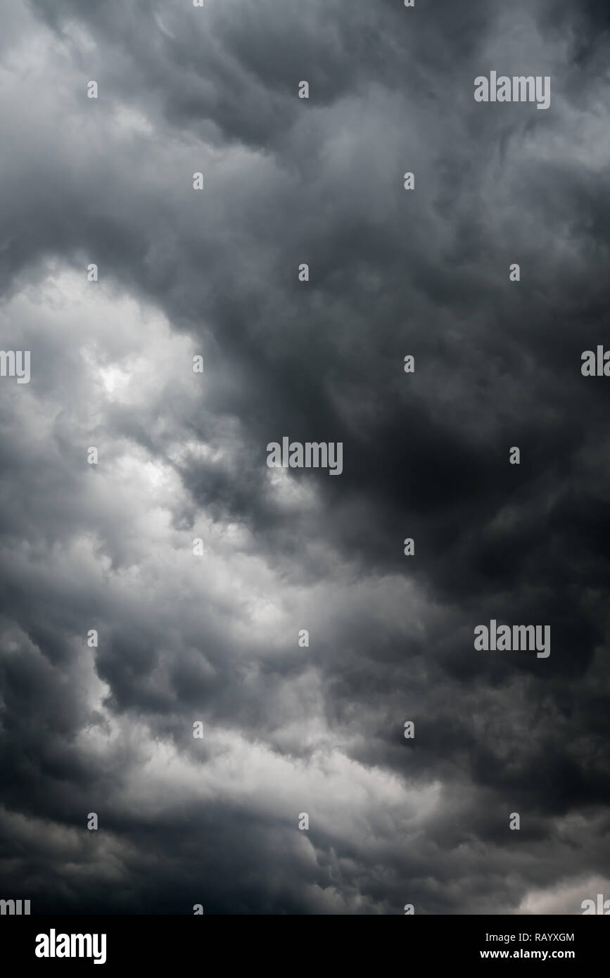 Gewitterwolke Hintergrund während regnen. Dunkle Wolken. Riesige schwarze Wolken am dunklen Himmel vor dem Gewitter. Stockfoto