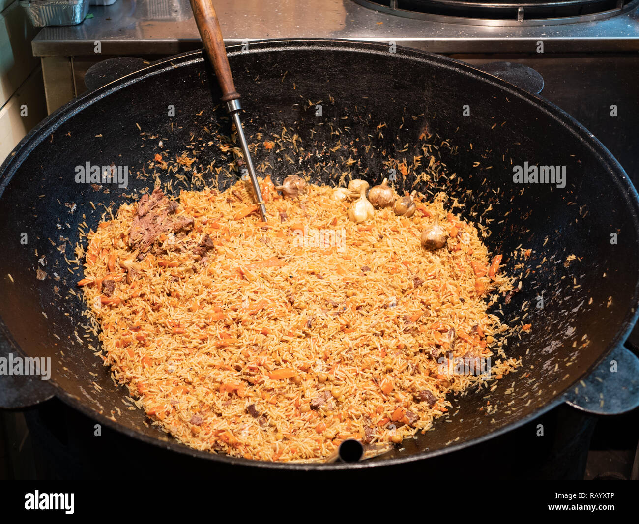 Traditionelle chinesische Street Food Pilav mit Fleisch in großen Pfanne Kessel Stockfoto
