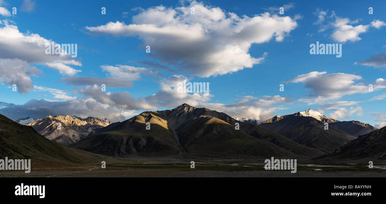 Panoramablick auf die Berglandschaft mit blauem Himmel und weißen Wolken am Zanskar Tal im nördlichen Indien Stockfoto