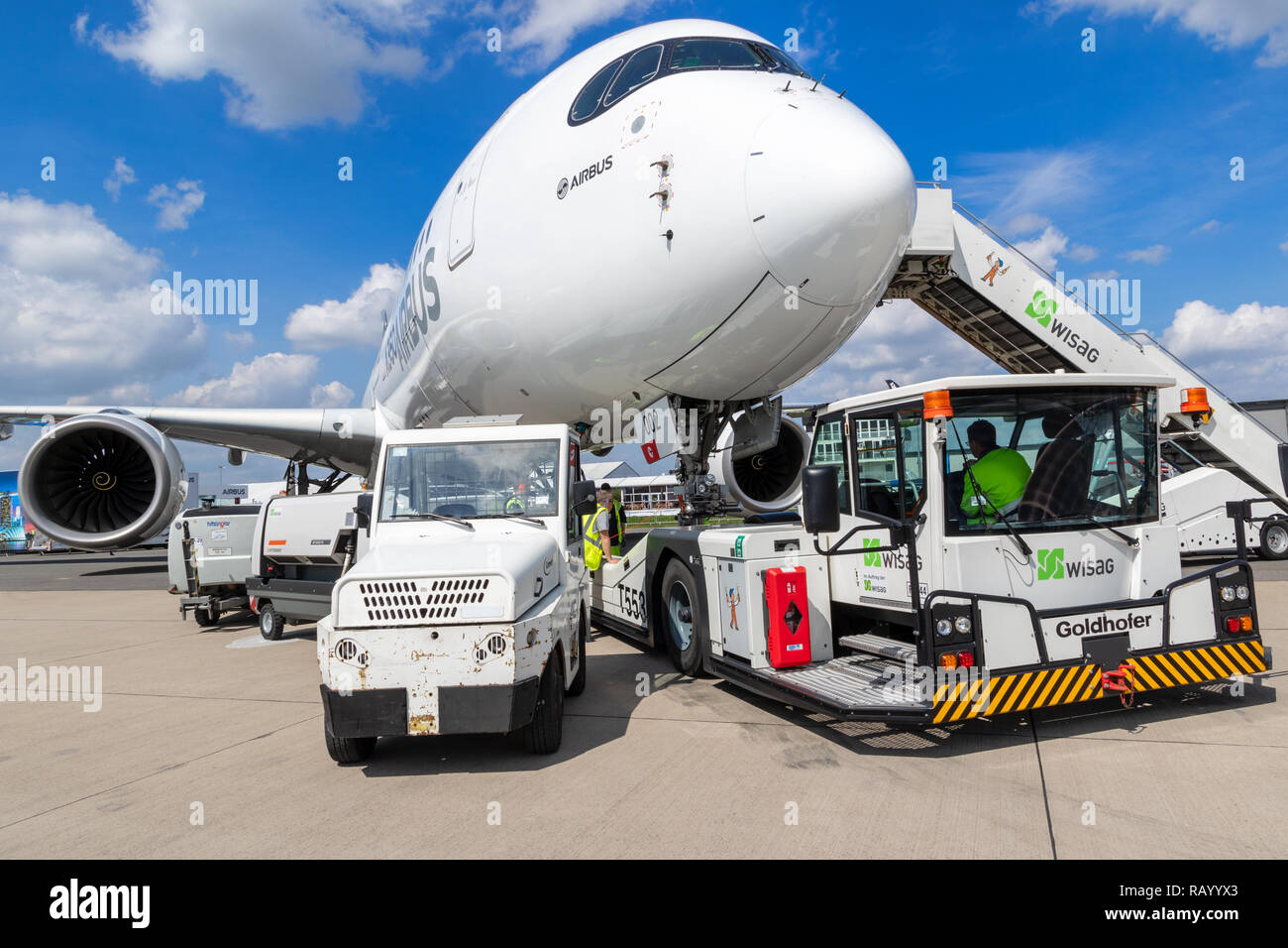 BERLIN, DEUTSCHLAND - Apr 27, 2018: Neue moderne Airbus A350 XWB Passenger Jet Flug von einem Flughafen Berlin-Schönefeld Zugfahrzeug auf Int abgeschleppt werden. Stockfoto