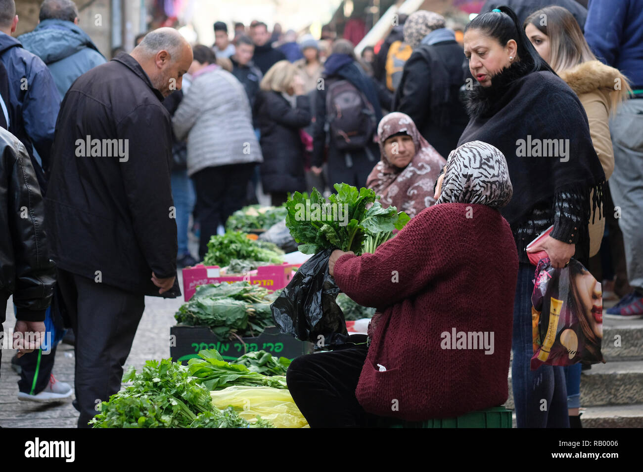 Palästinensische Frauen verkaufen Gemüse in der Al Wad Street, die Israelis Haggai nennen, im muslimischen Viertel, der Altstadt von Jerusalem Israel Stockfoto