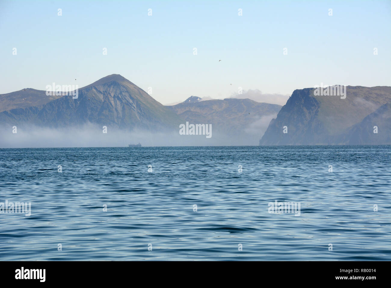 Nebel über einem Frachter auf der Bering Meer Küste von unalaska Insel hängt, in den Aleuten, Alaska, United States Stockfoto