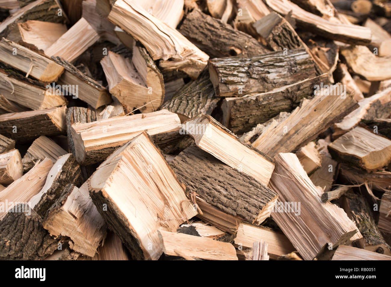 Cut Brennholz in Haufen warten für den Einsatz im Kamin oder Holzofen Stockfoto