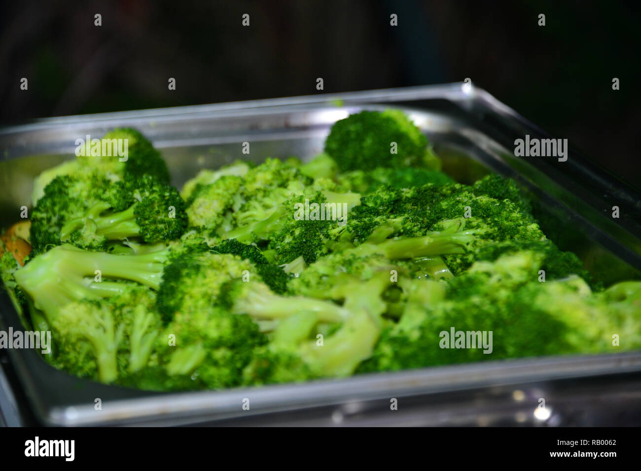 Brokkoli in Wasser gekocht. Das Gemüse Buffet Stockfoto