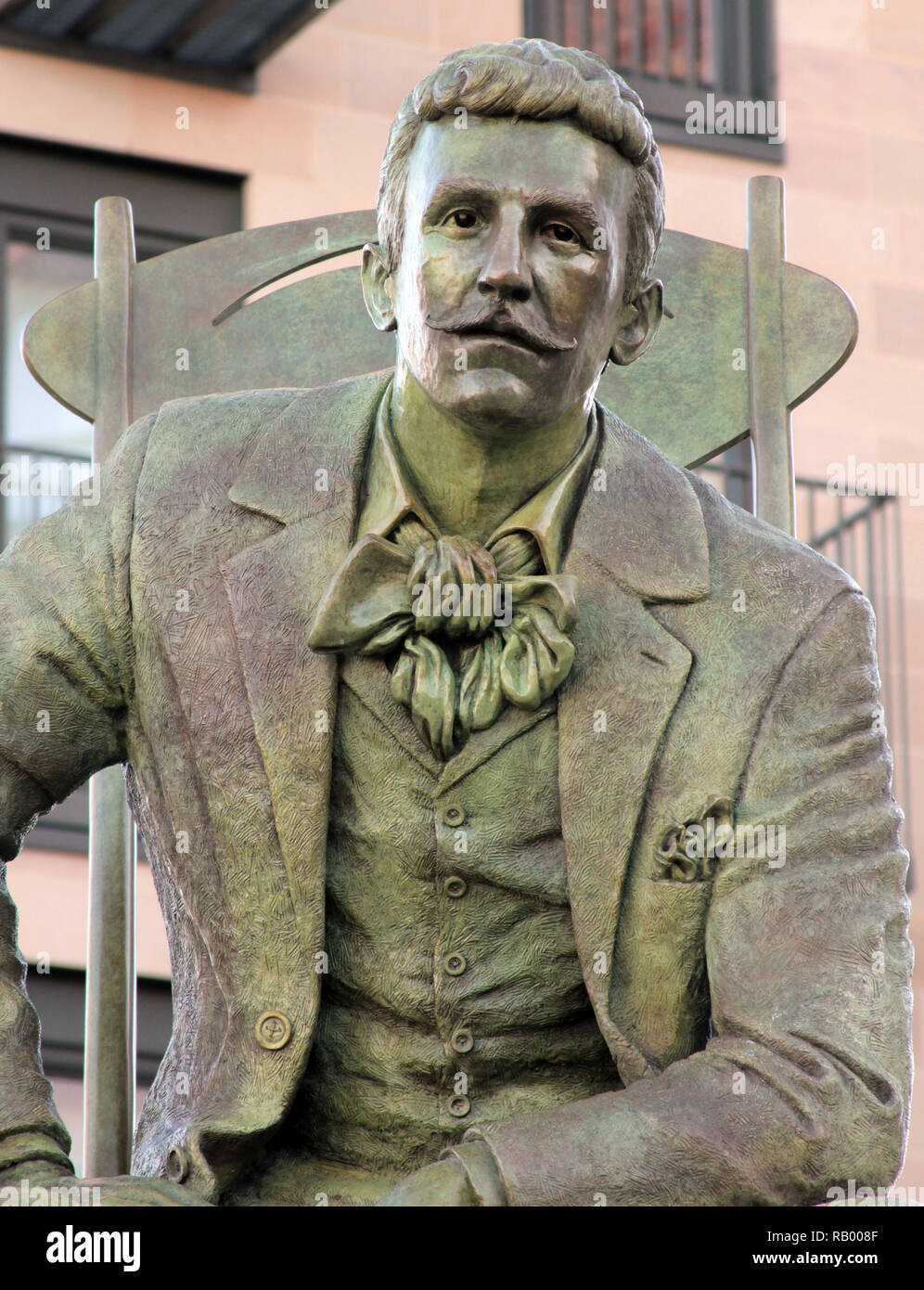 Dieser lebensnahe Statue des großen Architekten und Designer Charles Rennie Mackintosh, wurde 2018 in Glasgow vorgestellt, um seinen Geburtstag zu gedenken, die vor 150 Jahren, und 90 Jahre seit seinem Tod. Sein bekanntestes Werk wurde die Glasgow School of Art, leider abgebrannt worden. Die Statue ist die Arbeit von Andy Scott. Alan Wylie/ALAMY © Stockfoto