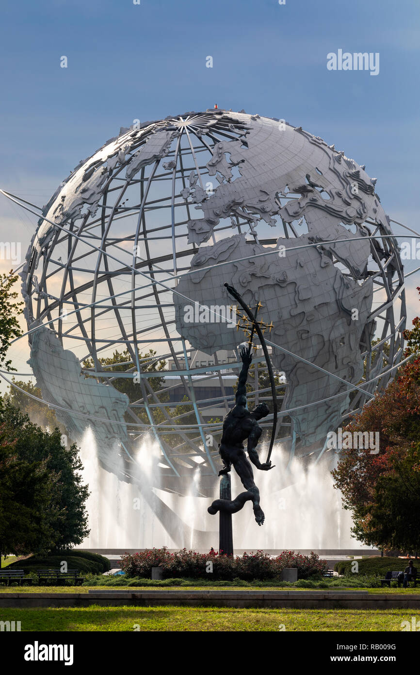 Die Rakete Werfer Bronze Skulptur, Flushing Meadows Corona Park, Queens, New York, USA, Unisphere im Hintergrund Stockfoto
