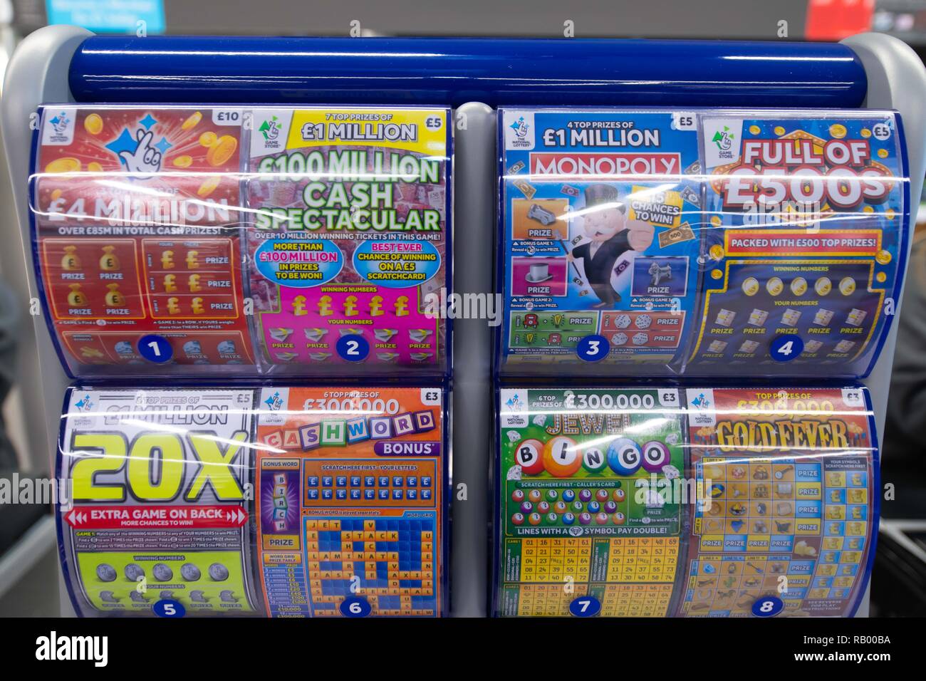 National Lottery Scratch Cards auf Verkauf in einem Supermarkt einkaufen in Großbritannien. Stockfoto