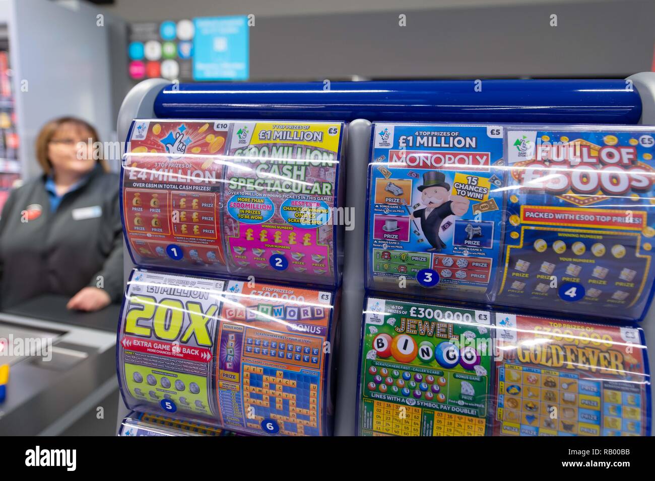 National Lottery Scratch Cards auf Verkauf in einem Supermarkt einkaufen in Großbritannien. Stockfoto