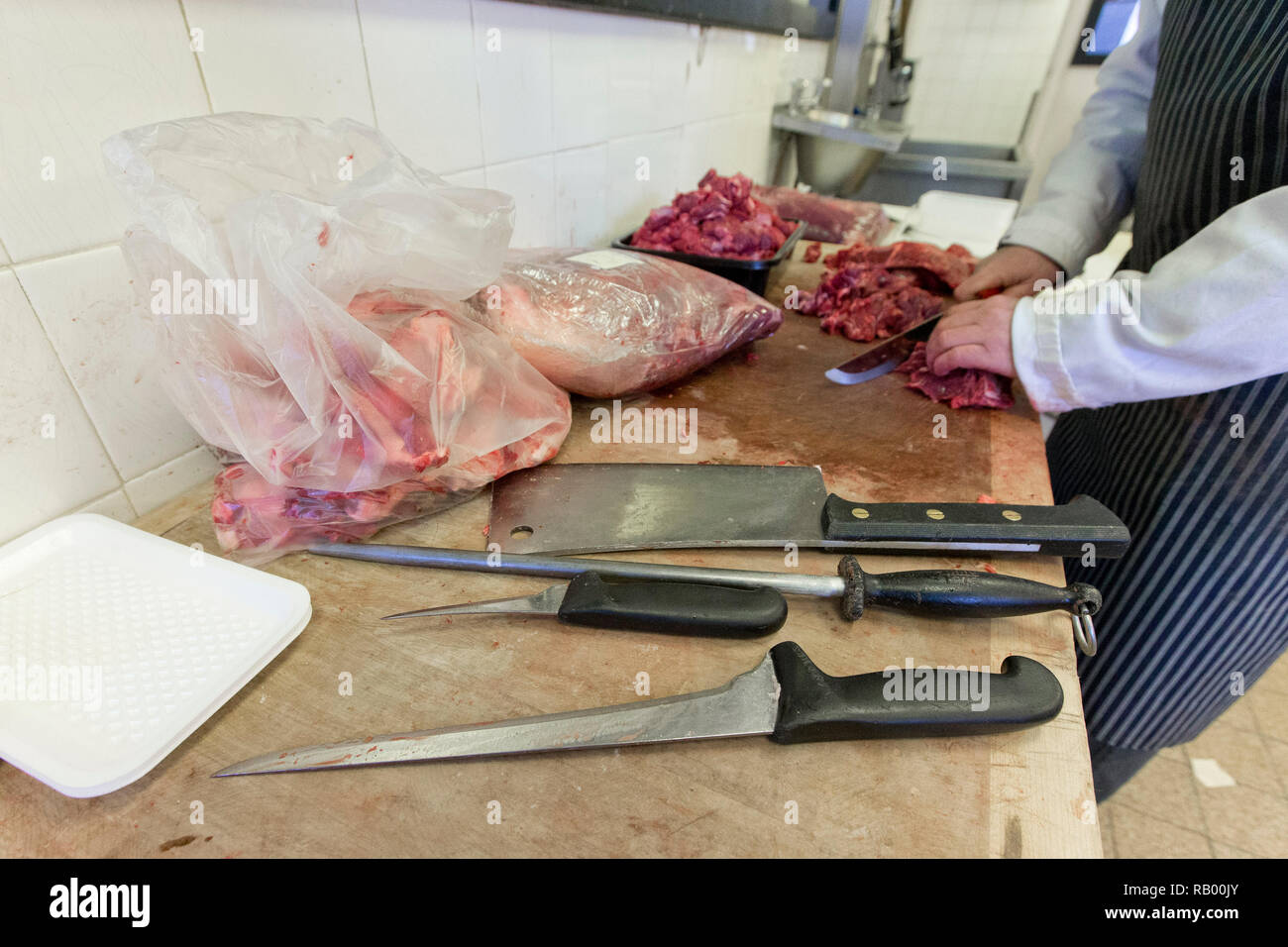Metzger Fleisch zum Verkauf in ihren Grosshandel Shop in Smithfield in der Londoner City. Jan 2013. Stockfoto
