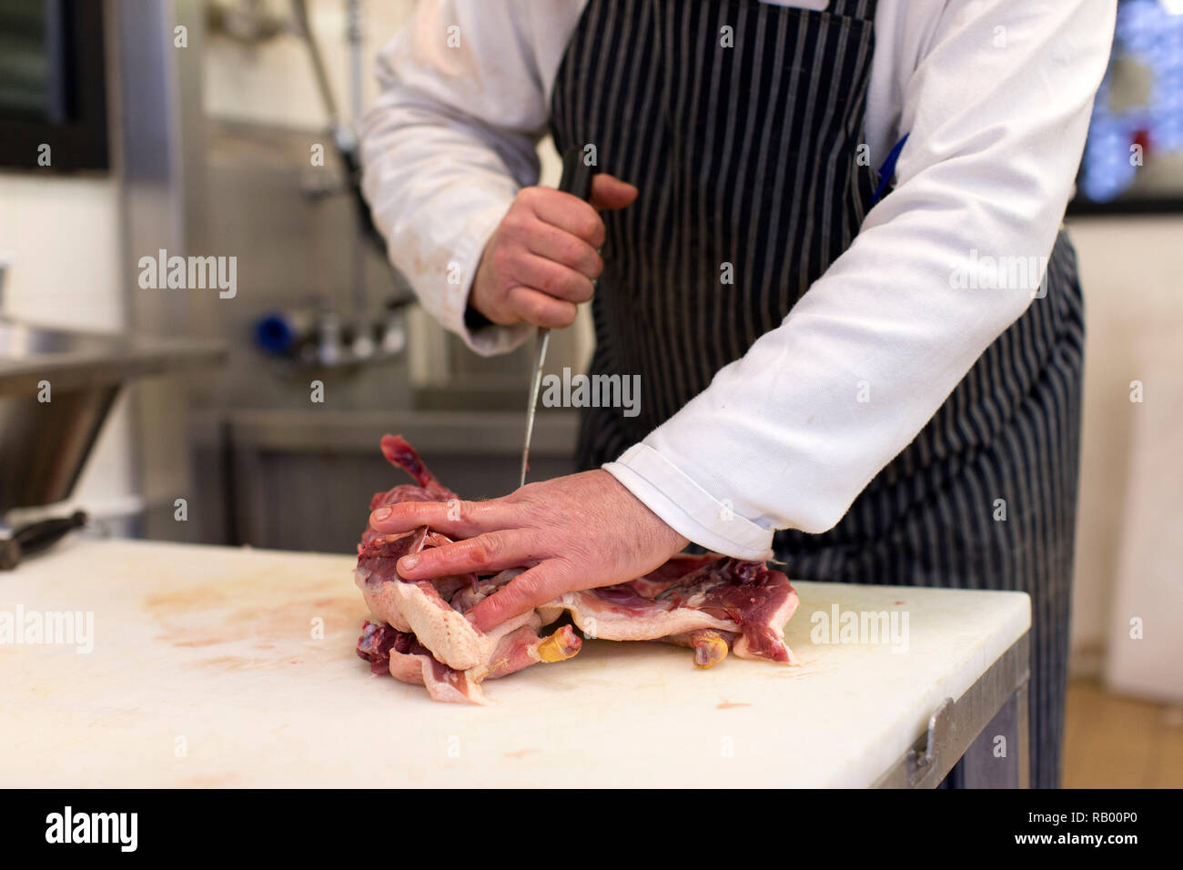 Metzger Fleisch zum Verkauf in ihren Grosshandel Shop in Smithfield in der Londoner City. Jan 2013. Stockfoto