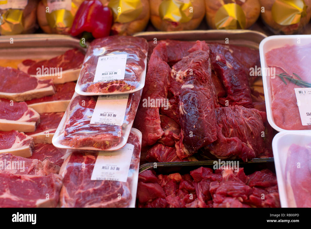 Metzger Fleisch zum Verkauf in ihren Grosshandel Shop in Smithfield in der Londoner City. Jan 2013. Stockfoto