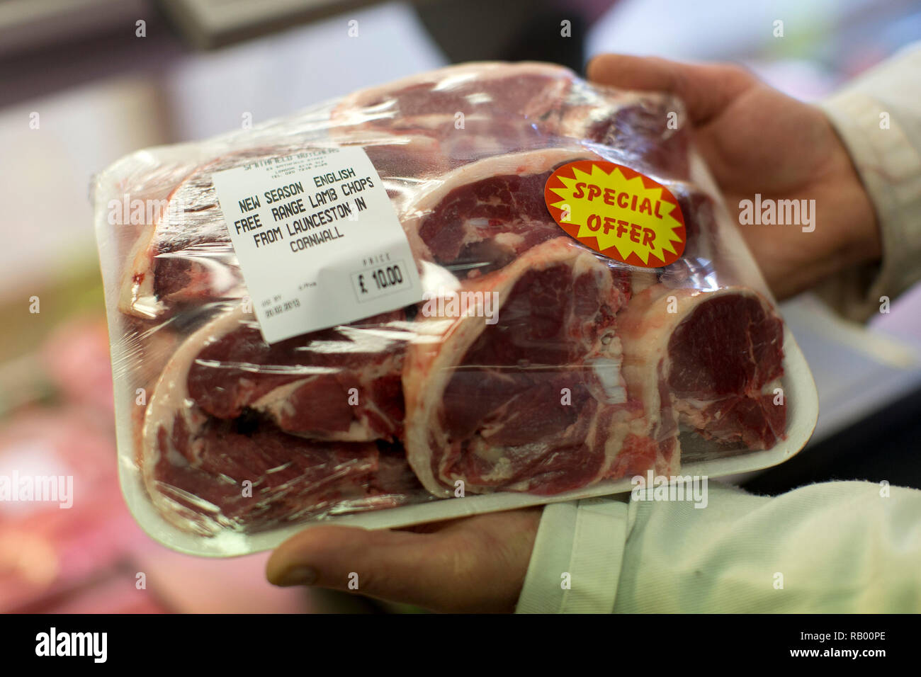 Metzger Fleisch zum Verkauf in ihren Grosshandel Shop in Smithfield in der Londoner City. Jan 2013. Stockfoto