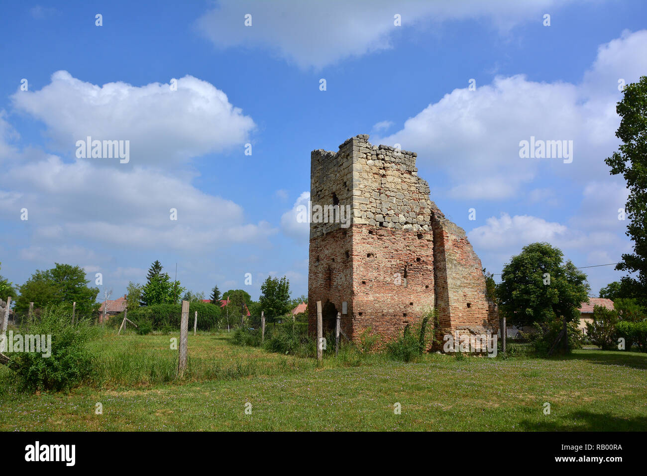 Ruinen der Árpád-Zeit Kirche auf Hunyadi Square, Pusztavacs, Komitat Pest, Ungarn, Magyarország, Europa Stockfoto