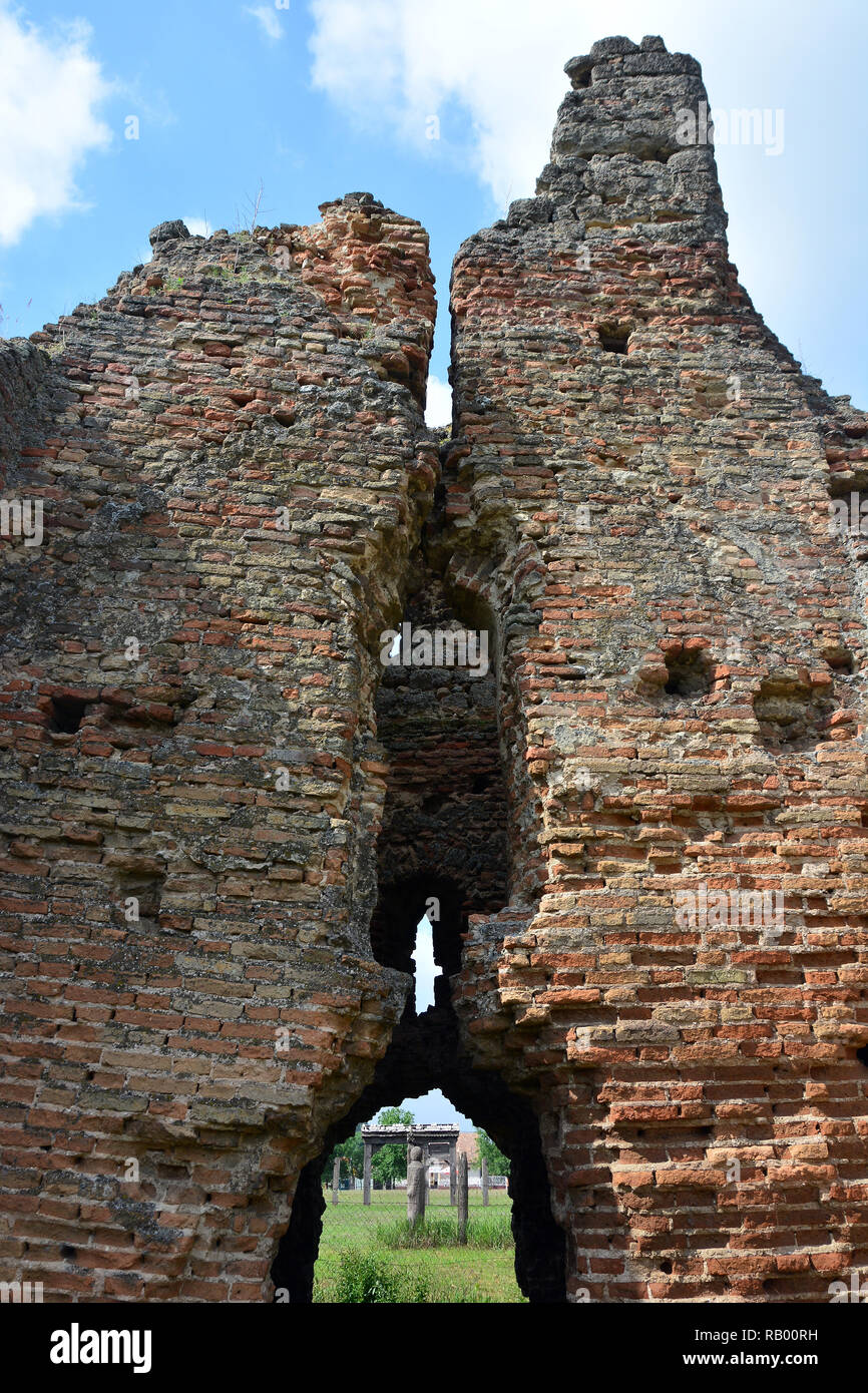 Ruinen der Árpád-Zeit Kirche auf Hunyadi Square, Pusztavacs, Komitat Pest, Ungarn, Magyarország, Europa Stockfoto
