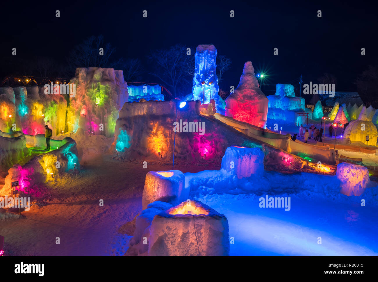 Lake Shikotsu Ice Festival, eine Eisskulptur-Veranstaltung in den heißen Quellen des Shikotsu-Sees in Shikotsu-Toya NP mit Lichtern, die Eisskulpturen erleuchten Stockfoto