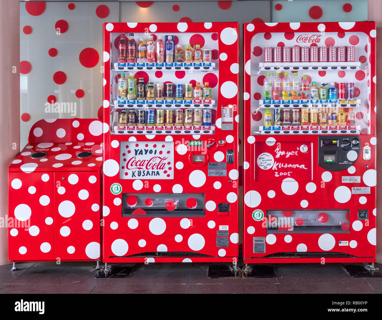 Themed automaten Coca Cola Maschine mit lokalen geborene Künstler, Yayoi Kusama, im City Museum mit ihrer Arbeit in Matsumoto Stockfoto