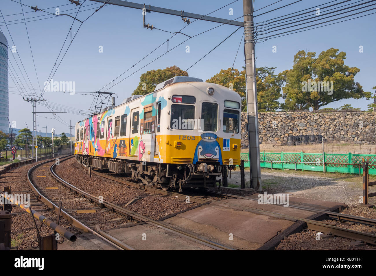 Takamatsu, Japan: Zug auf der Kotoden Route Linie Abfahrt Bahnhof. Bunt Stockfoto
