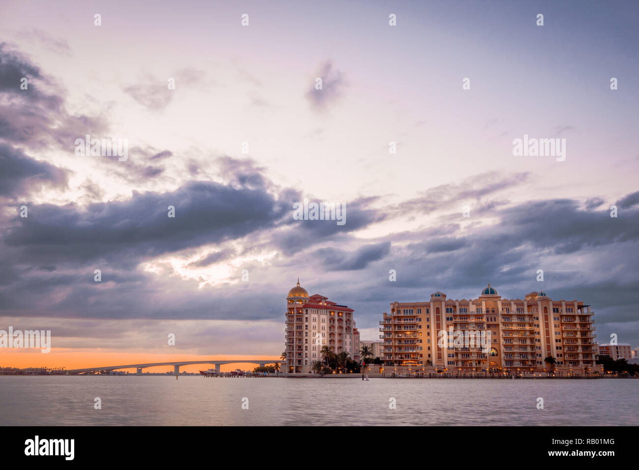 Beleuchtete Stadtbild bei Sonnenuntergang mit dramatischer Himmel in Sarasota, Florida Stockfoto