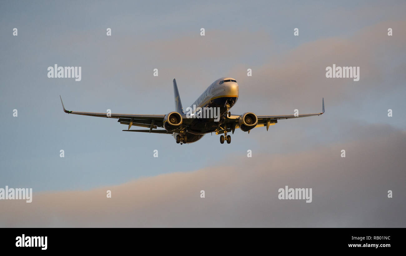 Die irische Low Cost Airline RyanAir Landung am Flughafen Glasgow, UK gesehen. Stockfoto