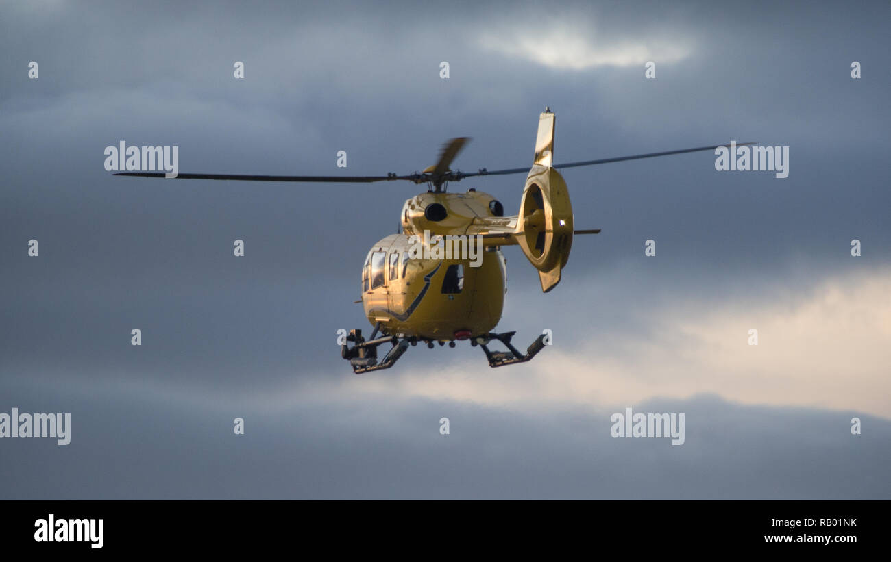 Der schottische Air Ambulance Service bietet wichtige lebensrettende Dienste für den National Health Service. Der internationale Flughafen Glasgow, UK. Stockfoto