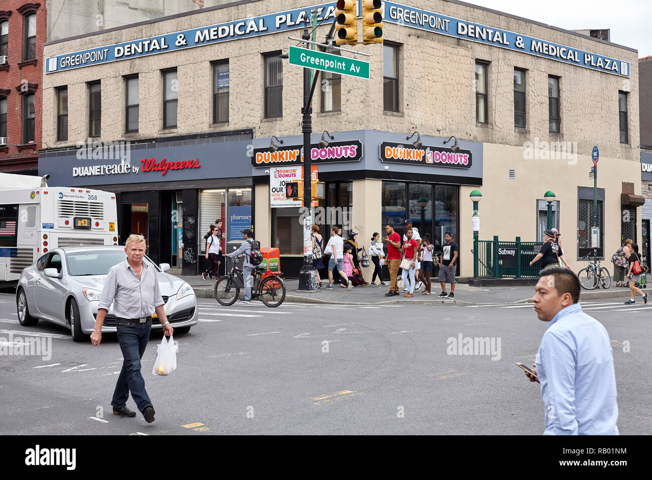 New York, USA - 04. Juli 2018: Dunkin Donuts in Greenpoint Avenue, Nachbarschaft wissen auch als wenig Polen. Stockfoto