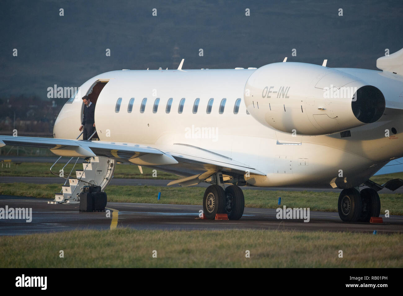 Eine sehr teure Biz Jet (Global 5000) sitzt auf einem abgelegenen Teil des Flughafens erwartet die Gäste an Bord. Der internationale Flughafen Glasgow, Glasgow, Großbritannien - 28. Stockfoto