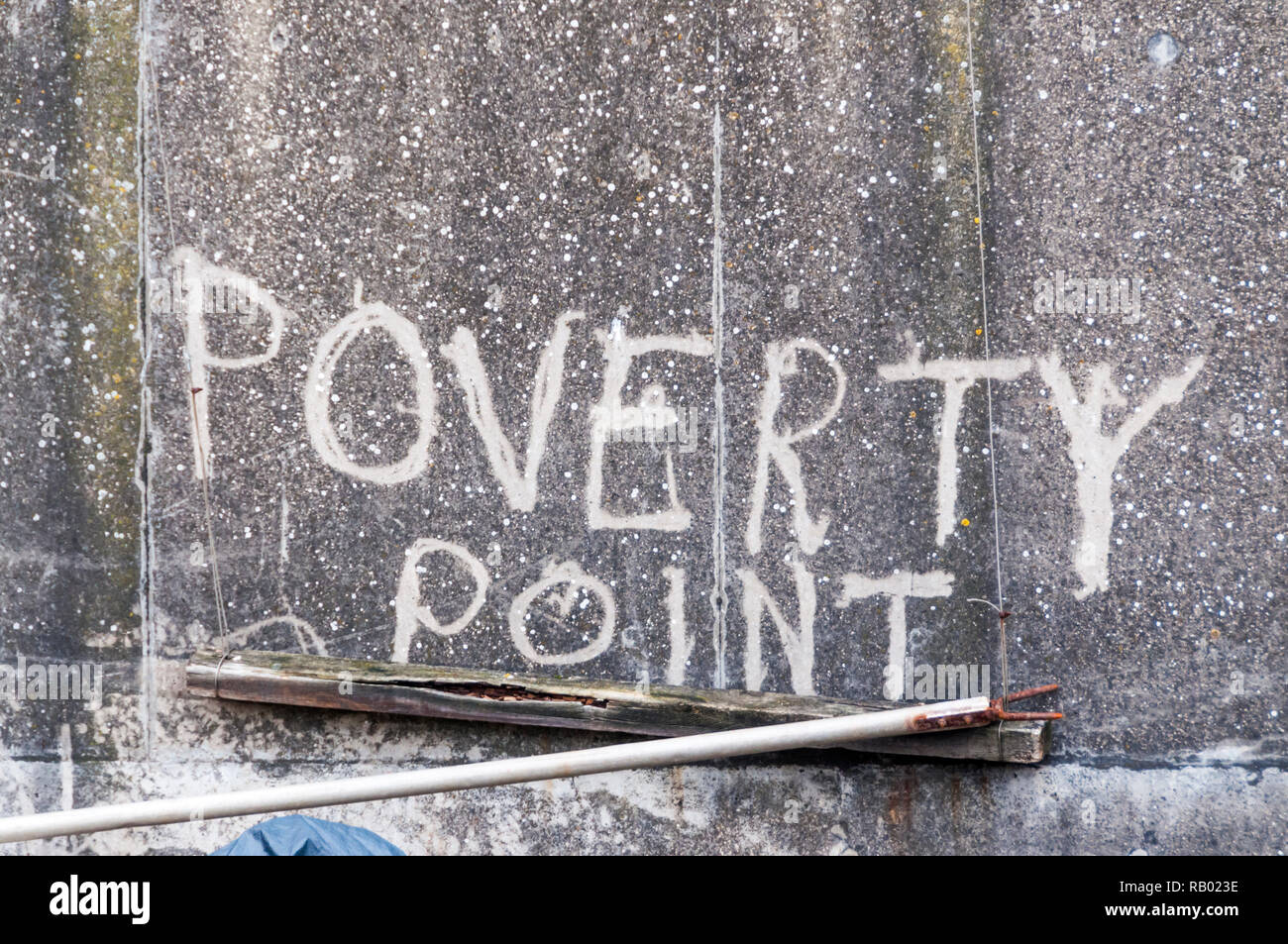Armut Punkt Graffiti zerkratzt an einer Wand in Sheringham, North Norfolk. Stockfoto