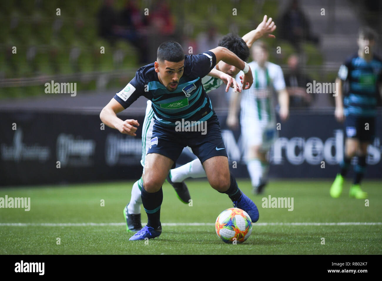 Sindelfingen, Deutschland. 05 Jan, 2019. Mustafa Kocyigit (SK Rapid Wien, h.) gegen Tarik Goezuesirin (Hertha BSC, v.). GES/Fußball/Innen- Wettbewerb: Mercedes-Benz JuniorCup 2019, 05.01.2019 Fußball, Fußball: Unter 19 Hallenturnier, Sindelfingen, Januar 5, 2019 | Verwendung der weltweiten Kredit: dpa/Alamy leben Nachrichten Stockfoto