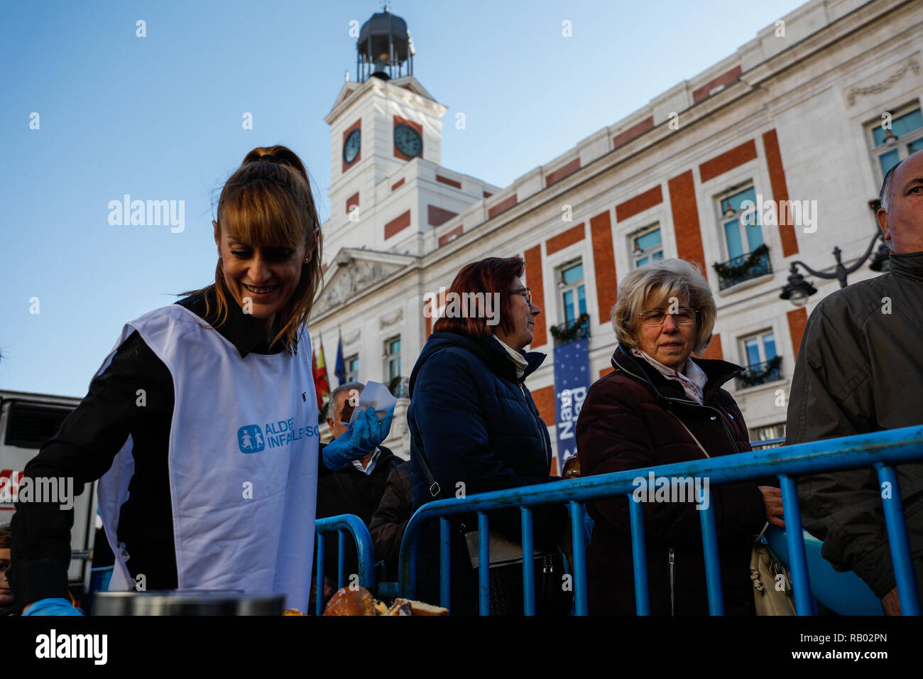 Madrid, Spanien. 5 Jan, 2019. Verteilung der Roscon de Reyes prorations an die Teilnehmer. Die NGO Aldeas Infantiles in Zusammenarbeit mit der Stadtverwaltung von Madrid feiert ein weiteres Jahr in der gedrängten Puerta del Sol Verkostung eine große RoscÃ³n de Reyes (runde Kuchen der drei Weisen). Ein Ereignis, das Bewusstsein in der Bevölkerung für die Bedeutung des Genießens Familie Momente wirft, so dass die Kinder wachsen auf Jan 5, 2019 in Madrid, Spanien Quelle: Jesus Hellin/ZUMA Draht/Alamy leben Nachrichten Stockfoto