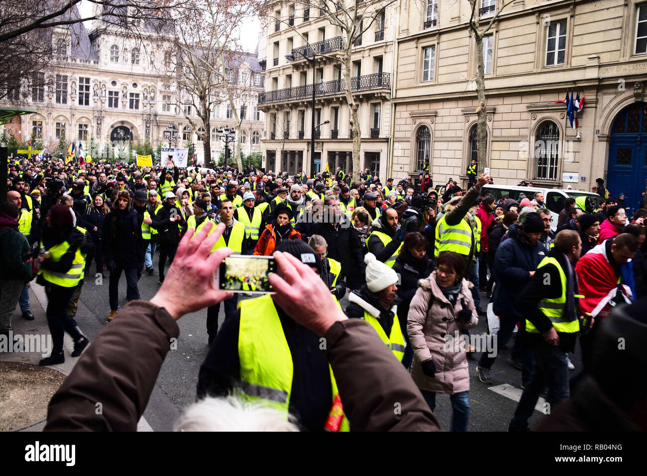 Frankreich. 5. Januar 2019. Demonstranten versammelten und sprach ihr beschwert sich im Rathaus (Hôtel de Ville). Sie sind auf dem Weg in die AssemblÃ©e Nationale, Französische Nationalversammlung. Credit: Roger Ankri/Alamy leben Nachrichten Stockfoto