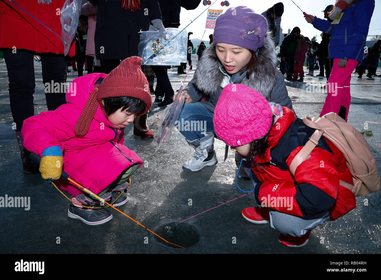 Hwacheon, Südkorea. 5 Jan, 2019. Die Leute fischen für Forellen auf einem zugefrorenen Fluss während der Sancheoneo Ice Festival in Hwacheon, Südkorea, Jan. 5, 2019. Als einer der größten Winter Veranstaltungen in Südkorea, die jährlichen dreiwöchigen Festival Leute auf dem gefrorenen Fluss, wo die Organisatoren Hwacheon bohren der Löcher im Eis und Forellen in den Fluss während der Festspielzeit zeichnet. In diesem Jahr das Festival dauert vom 5. bis 14.01.27. Credit: Wang Jingqiang/Xinhua/Alamy leben Nachrichten Stockfoto