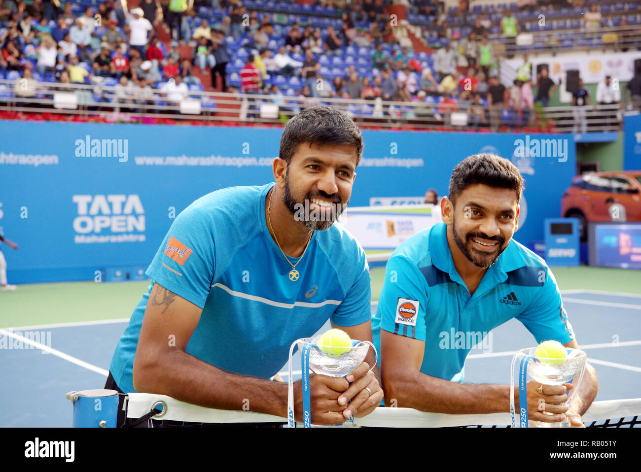 Pune, Indien. 5. Januar 2019. Rohan Bopanna und Divij Sharan, sowohl von Indien, stellen mit ihren verdoppelt Meisterschaft Trophäen bei Tata Open Maharashtra ATP Tennis Turnier in Pune, Indien gewonnen. Credit: karunesh Johri/Alamy leben Nachrichten Stockfoto