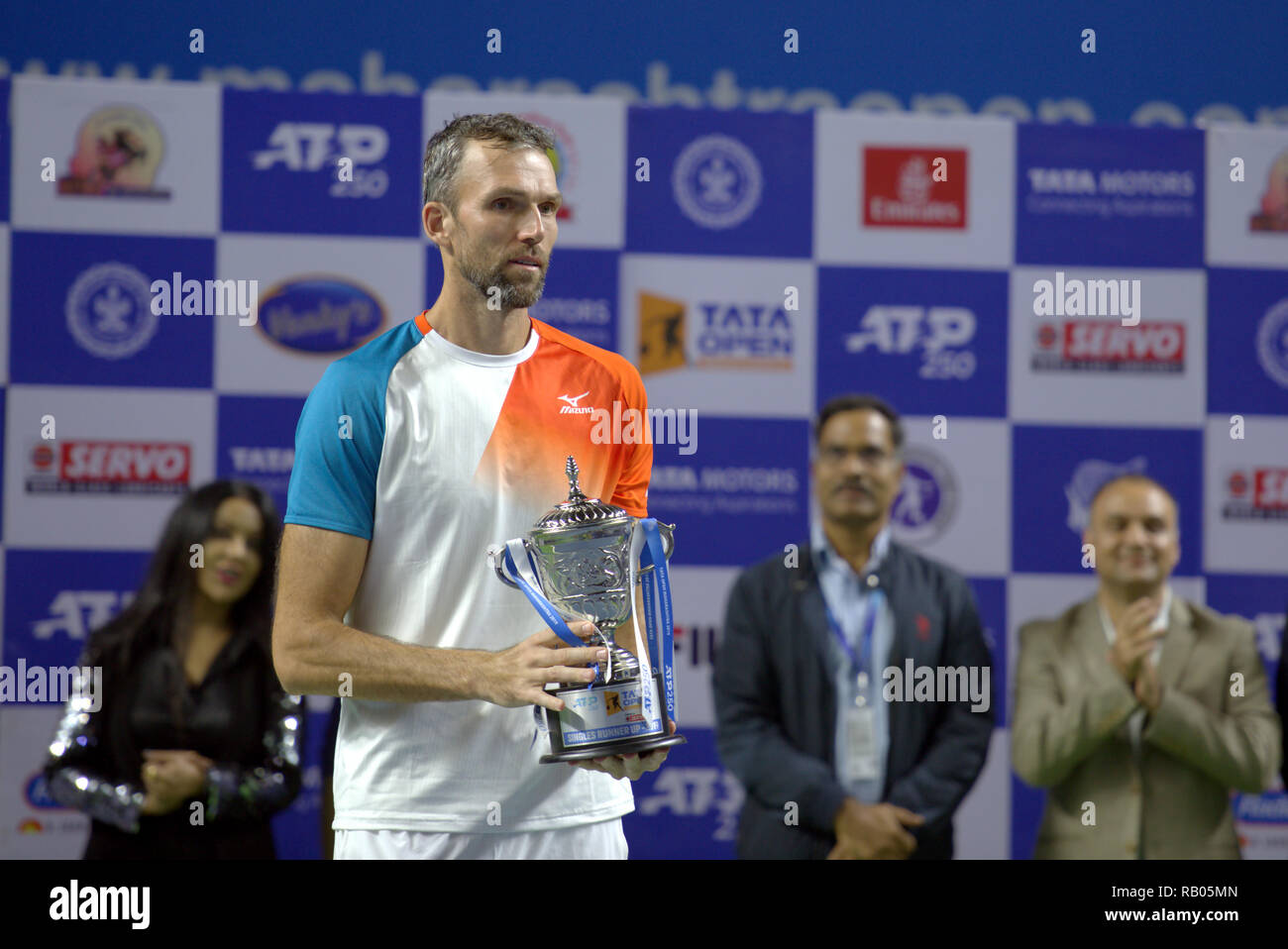 Pune, Indien. 5. Januar 2019. Ivo Karlovic von Kroatien mit den singles Runner-up-Trophäe bei Tata Open Maharashtra ATP Tennis Turnier in Pune, Indien. Credit: karunesh Johri/Alamy leben Nachrichten Stockfoto