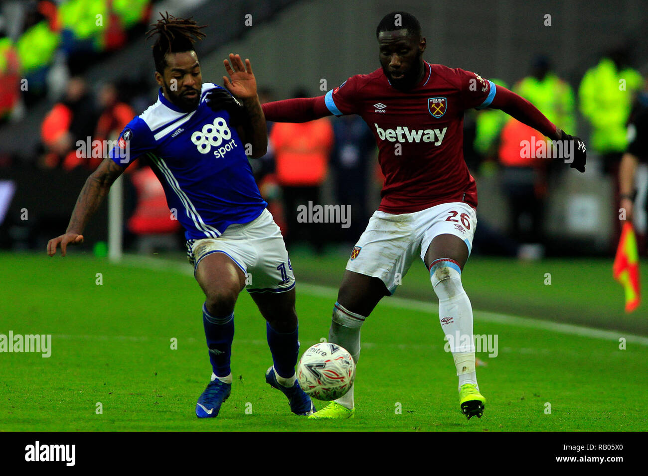 London, Großbritannien. 5. Januar 2018. Arthur Masuaku von West Ham United (R) in Aktion mit Jacques Maghoma von Birmingham City (L). Die Emirate FA Cup, 3.Runde, West Ham United v Birmingham City an der London Stadium, Queen Elizabeth Olympic Park in London am Samstag, den 5. Januar 2019. Dieses Bild dürfen nur für redaktionelle Zwecke verwendet werden. Nur die redaktionelle Nutzung, eine Lizenz für die gewerbliche Nutzung erforderlich. Keine Verwendung in Wetten, Spiele oder einer einzelnen Verein/Liga/player Publikationen. Credit: Andrew Orchard sport Fotografie/Alamy leben Nachrichten Stockfoto