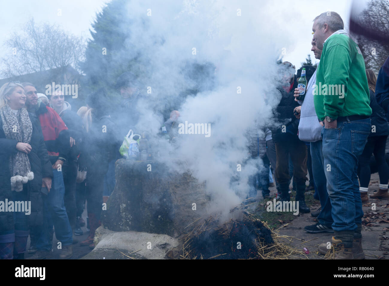 Haxey, Lincolnshire, Großbritannien. 05. Januar 2019. Die mittelalterliche Haxey Haube Spiel nimmt heute in der ruhigen North Lincolnshire Dörfer Haxey und Westwoodside. Rauchen der Narr findet vor der Schlacht für die Motorhaube zwischen den Dorfbewohnern. Stockfoto
